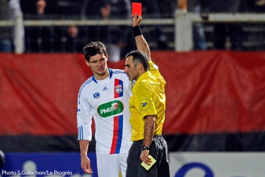 Tài năng của Lovren không ngừng được cải thiện sau khi rời Ligue 1 để gia nhập Ngoại hạng Anh. Không những thế, tân binh của Liverpool cũng hạn chế rất nhiều lối chơi thô bạo của mình. Trong 3 năm khoác áo Lyon (2010-2013), cựu cầu thủ Southampton nhận tới 7 thẻ vàng.