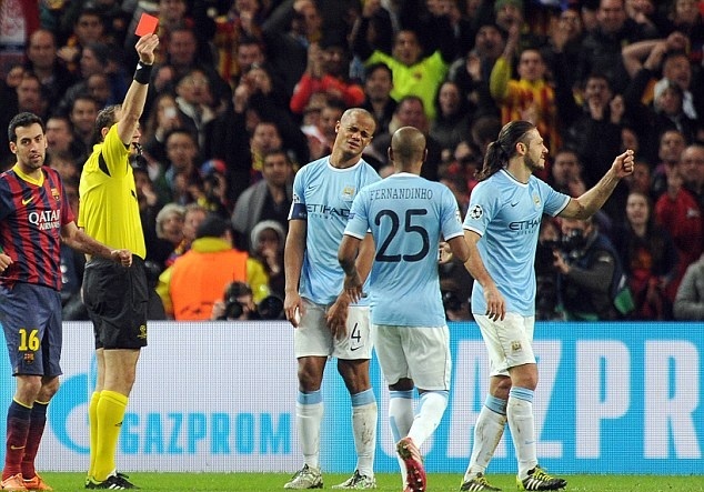 Demichelis nhận 6 thẻ đỏ từ năm 2010, tất cả đều xuất phát từ những cú vào bóng ác ý. Hậu vệ người Argentina được khuyến cáo tỉnh táo khi thi đấu, bởi những tấm thẻ đỏ của anh có thể gây ảnh hưởng hậu quả nặng nề cho đội bóng.