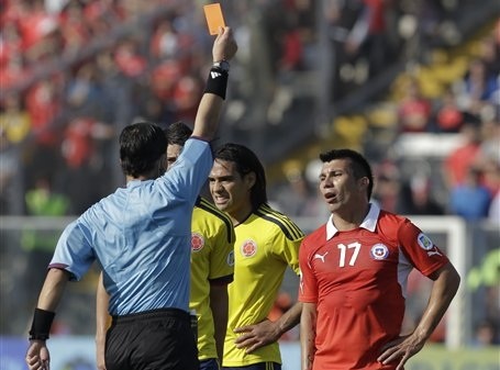 Tuyển thủ Chile sở hữu lối chơi máu lửa trên mức cần thiết. Bởi thế không quá ngạc nhiên khi cầu thủ vừa gia nhập Inter Milan từ Cardiff City dẫn đầu danh sách