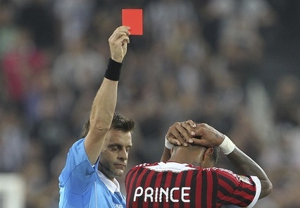 Boateng nhận 5 thẻ đỏ kể từ năm 2010. Tại World Cup 2014 vừa qua, tiền vệ 27 tuổi đã có hành vi xấc xược với HLV và nên bị trả về nước. Muốn gắn bó lâu dài với sự nghiệp quần đùi áo số, ngôi sao vô kỷ luật này cần cải thiện tính chuyên nghiệp của mình.