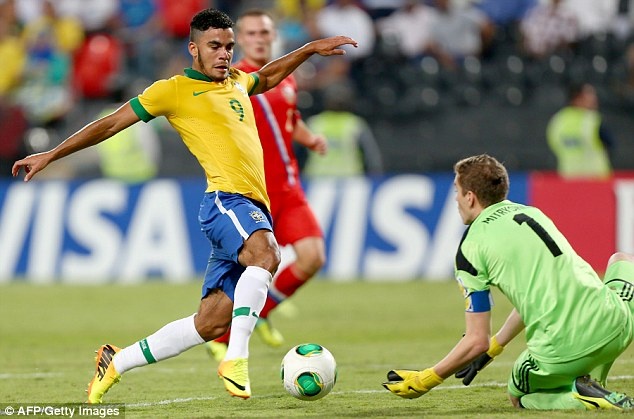 Cầu thủ có cái tên khá hài hước trong tiếng Anh (Con muỗi) đang được đánh giá là báu vật của Brazil và là nhân tố then chốt của đội U20 Selecao. Tiền đạo 18 tuổi được rất nhiều CLB lớn châu Âu theo đuổi nhưng Paranaense chưa chịu bán. Ở lần tham dự giải U15 Nam Mỹ cách đây ít năm, Mosquito gây ấn tượng mạnh khi ghi 10 bàn sau 7 trận.