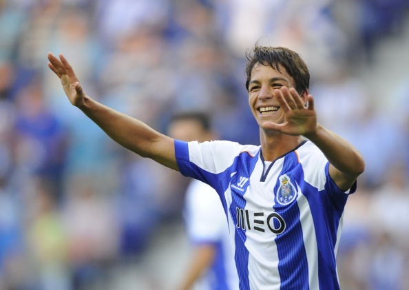 Torres ghi 3 bàn kể từ khi gia nhập Porto trong hè vừa qua. Cầu thủ thuộc biên chế Atletico hứa hẹn là tương lai của bóng đá Tây Ban Nha. Ngoài nhãn quan chiến thuật tuyệt vời, tiền vệ 19 tuổi còn có thể chuyền tốt bằng cả hai chân. Torres chính là nòng cốt giúp U19 TBN đăng ngôi vô địch U19 châu Âu năm 2012.