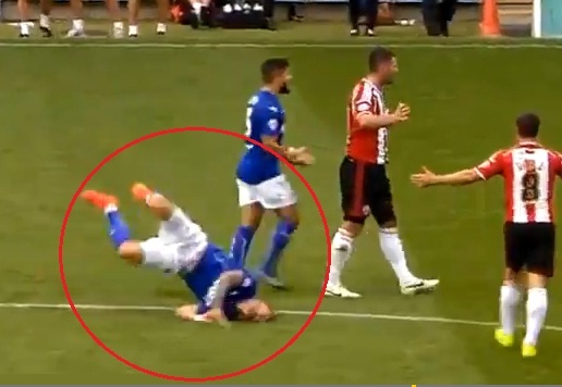 Cau thu giay giua sau khi bi pham loi hinh anh