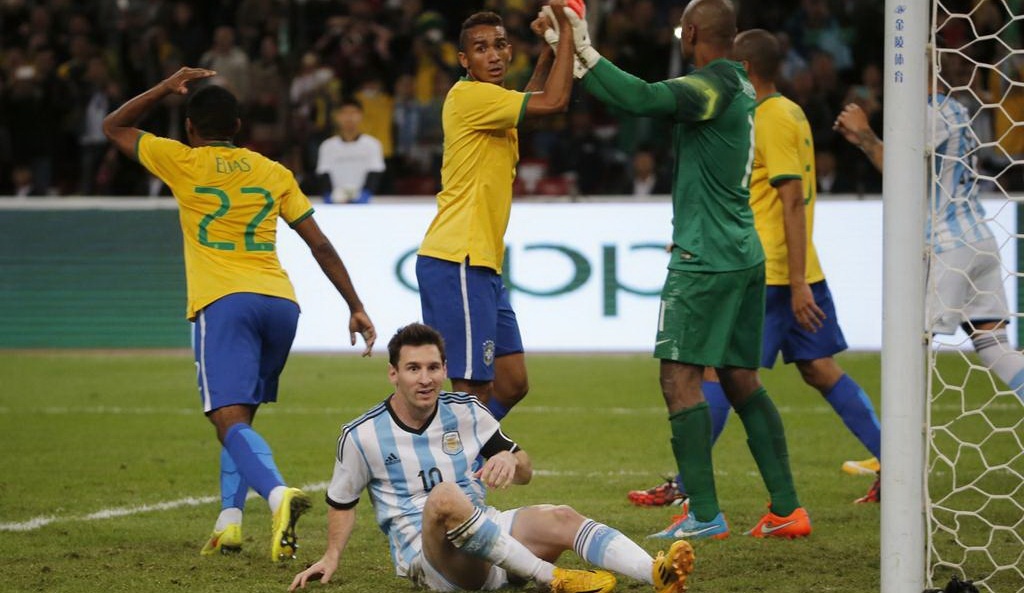 Messi da hong penalty, Argentina thua Brazil 0-2 hinh anh