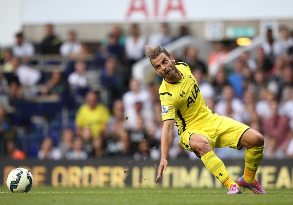 Tờ Daily Express đưa tin, Inter Milan đặc biệt quan tâm đến tiền đạo Roberto Soldado của Tottenham. Tuy nhiên, đội bóng Serie A có vẻ như không muốn đáp ứng mức lương 60.000 bảng/tuần mà chân sút người Tây Ban Nha đang hưởng tại White Hart Lane.