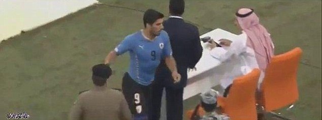 Luis Suarez bat ngo roi san khi tran dau dang dien ra hinh anh