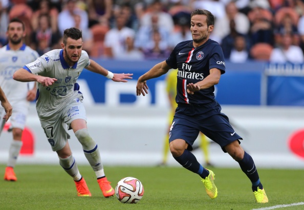 Theo Daily Mail, HLV Wenger rất muốn nhận được sự phục vụ của tiền vệ Yohan Cabaye trong tháng 1 tới. Cầu thủ có bà ngoại là người Việt Nam gia nhập PSG hồi tháng 1 năm ngoái với giá 19 triệu bảng. Anh không thường xuyên được HLV Blanc trọng dụng ở mùa này.