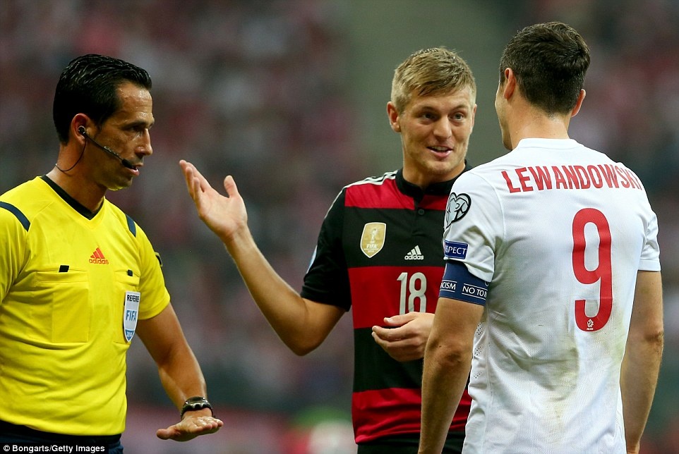 Đội hình thi đấu: Ba Lan: Szczesny, Szukala, Jodlowiec, Wawrzyniak (Jedrzejczyk), Glik, Piszczek, Krychowiak, Grosicki (Sobota), Rybus, Milik (Mila), Lewandowski. Đức: Neuer, Hummels, Durm, Rudiger (Kruse), Boateng, Bellarabi, Kroos, Gotze, Kramer (Draxler), Schurrle (Podolski), Muller.