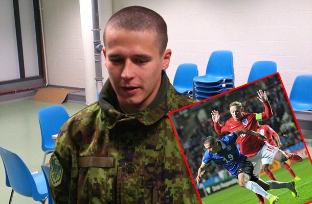 Cau thu kem chet Rooney la mot quan nhan hinh anh