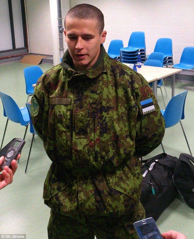 Pikk trả lời phỏng vấn sau trận gặp Anh rồi trở lại doanh trại ngay trong đêm.