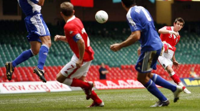 Bale ghi ban dang cap trong tran ra mat vong loai EURO hinh anh