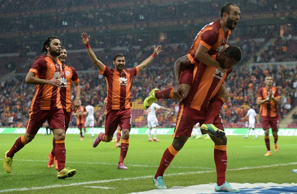 Galatasaray là gã khổng lồ của bóng đá Thổ Nhĩ Kỳ, hội tụ nhiều cầu thủ danh tiếng như Gundogan, Hamit Altintop, Melo, Sneijder, Yilmaz, Pandev… Tuy nhiên, sau 5 vòng đấu tại Super Lig, tổng số bàn thắng của CLB này chỉ là 6, chưa bằng 1/2 của Ronaldo ghi cho Real (13 bàn/6 trận).