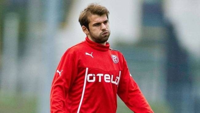 Kenia là sản phẩm của lò đào tạo Lokomotiv Tbilisi. Năm 2007, anh được triệu tập vào ĐTQG Georgia và được tung vào sân ở phút 62 trong trận gặp Ukraine tại vòng loại EURO 2008. Nói về cậu học trò tài không đợi tuổi của mình, HLV Klaus Toppmoller cho biết: “Từ trước tới nay tôi chưa từng thấy cầu thủ nào có kỹ thuật như Kenia ở độ tuổi của cậu ấy”. Ở tuổi 23, Kenia có 23 lần khoác áo đội tuyển quốc gia và hiện anh là nòng cốt của CLB Fortuna Dusseldorf và tuyển Georgia.