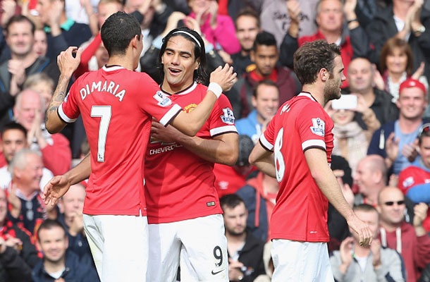 Hè vừa qua, M.U bỏ ra gần 149 triệu bảng để đưa về Old Trafford những ngôi sao hàng đầu thế giới, trong đó có bộ đôi tấn công Di Maria – Falcao. Cùng với Rooney và Van Persie, M.U hứa hẹn công phá mọi phòng tuyến. Dẫu vậy, tính đến thời điểm này bầy Quỷ đỏ mới ghi 13 bàn sau 7 trận. Nếu so về hiệu suất ghi bàn/trận, M.U vẫn kém Ronaldo.