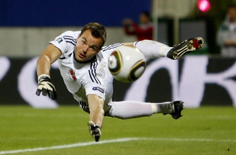 Dấu mốc đáng nhớ nhất trong sự nghiệp của Jehle là anh được thi đấu cho đội tuyển quốc gia Liechtenstein khi mới ngoài 16 tuổi, trong chiến thắng 2-1 trước Azerbaijan tại vòng loại EURO 2000. Hiện tại Jehle vẫn là thủ môn số 1 của ĐTQG với 108 lần ra sân. Trước khi thi đấu cho Vaduz, Jehle từng khoác áo các CLB như Grasshopper, Boavista FC, Tours FC và FC Luzern.