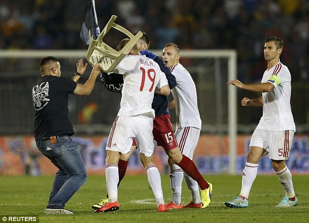 Bao loan vuot tam kiem soat o tran Serbia - Albania hinh anh