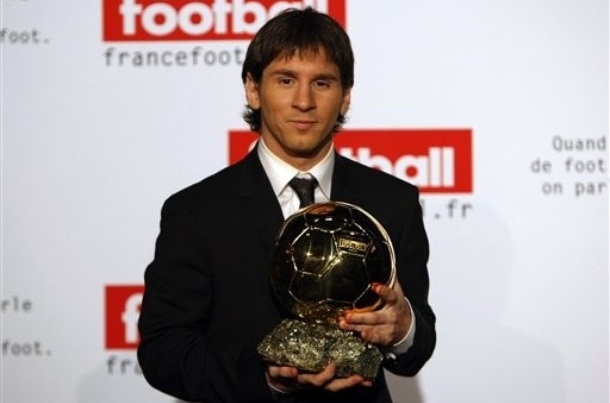 Sau khi tiếp tục giúp Barca lên ngôi tại Siêu cúp Tây Ban Nha, Siêu cúp châu Âu và FIFA Club World Cup trong năm 2009, Messi đoạt Quả bóng vàng đầu tiên trong sự nghiệp cầu thủ.
