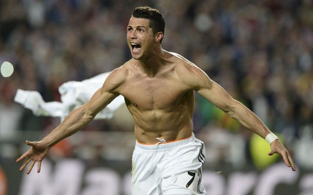 Ronaldo là tiền đạo đáng sợ nhất trong thập kỷ qua khi anh sút tung lưới đối phương 270 lần sau 331 trận. Ngoài ra, siêu sao người Bồ Đào Nha còn ghi dấu giày ở 79 bàn thắng khác với vai trò là người kiến tạo.