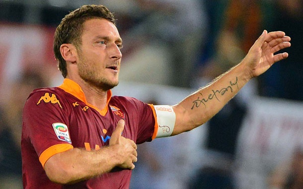 Tính đến thời điểm này Totti có tới 22 năm cống hiến cho AS Roma. Tính riêng 10 năm qua, lão tướng 38 tuổi đóng góp cho đội bóng áo bã trầu thành Rome 136 bàn cùng 81 pha kiến tạo sau 279 lần xung trận.