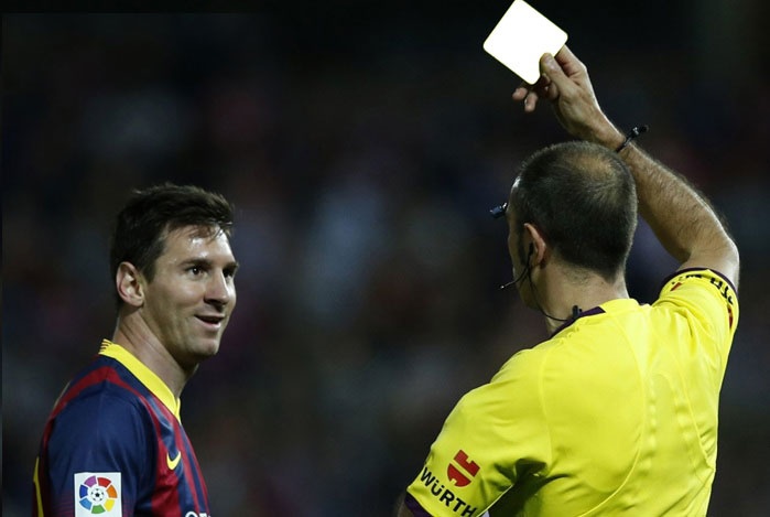 Chu tich UEFA de xuat y tuong dung the trang, thay 5 nguoi hinh anh