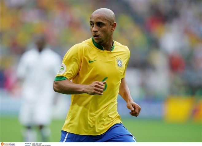 Sau 11 năm cống hiến cho Real, Roberto Carlos bắt đầu nghĩ đến chinh phục thử thách mới. Khi đó huyền thoại người Brazil tiết lộ được khoác áo Arsenal là một giấc mơ. Tiếc là HLV Wenger đã phớt lờ lời mời gọi của cựu sao Real và để anh gia nhập Fenerbahce năm 2007.