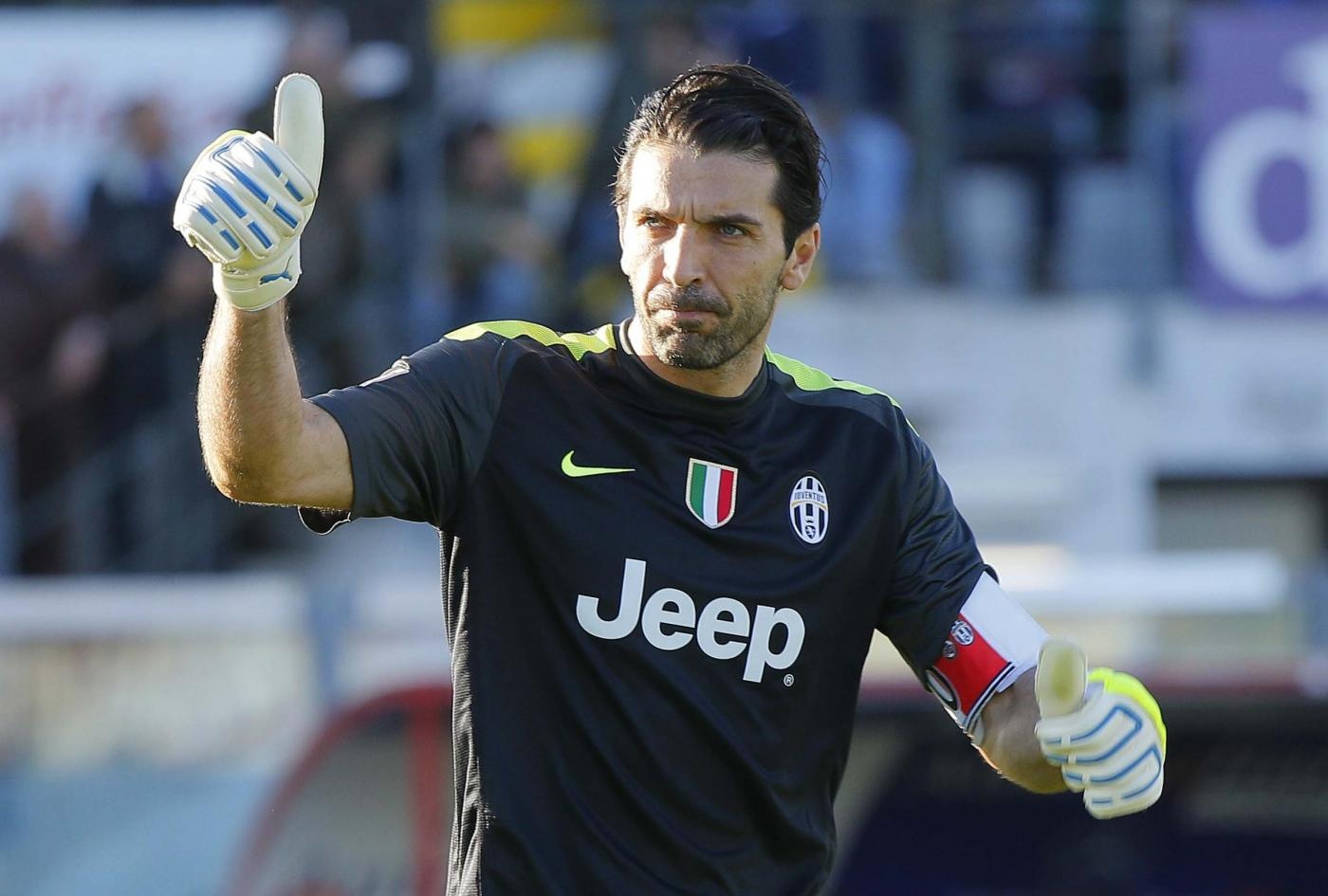 Sau khi Juventus dính vào vụ Calciopoli năm 2006, Buffon từng đánh tiếng muốn gia nhập Arsenal. Tuy nhiên, mãi tới năm 2011, Pháo thủ mới liên hệ mời “Người nhện về thi đấu”, thay vị trí của Manuel Almunia. Tuy nhiên, sự chậm chễ của đội chủ sân Emirates khiến họ lỡ cơ hội sở hữu một trong những thủ môn hay nhất thế giới.