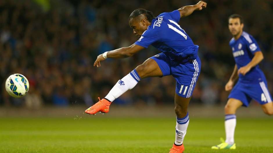 HLV Wenger có cơ hội chiêu mộ Drogba chỉ với 100.000 bảng khi ngôi sao này còn thi đấu cho Le Mans. Thế nhưng, sau khi cân nhắc kỹ lưỡng, chiến lược gia người Pháp lại bỏ cuộc vì cho rằng “Voi rừng” chưa đủ tầm để khoác áo Pháo thủ. Đáp lại sự hoài nghi của Giao sư, Drogba ghi 13 bàn sau 14 lần đụng độ Arsenal trong thời gian thi đấu cho Chelsea.