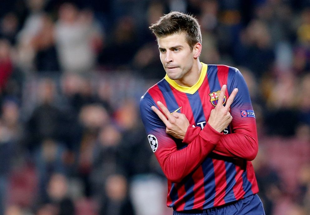 Năm 2003, Pique tới London để xem khu tập luyện của Arsenal. Tại đây, ngôi sao người Tây Ban Nha đã đạt được thỏa thuận gia nhập Pháo thủ. Tuy nhiên, thương vụ sau đó bị đổ bể vì Barca chỉ chấp nhận bán Pique hoặc Fabregas. Do không mua được Pique, HLV Wenger đã chuyển đích ngắm sang Philippe Senderos.