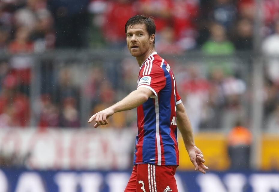 Ý định đưa Gareth Barry tới Anfield của Rafa Benitez khiến Alonso tự ái và tuyển thủ Tây Ban Nha muốn chuyển sang khoác áo Arsenal với giá khoảng 15 triệu bảng. Thế nhưng, sự chần chừ khiến Pháo thủ mất cơ hội sở hữu một trong những tiền vệ chuyền bóng hay nhất thế giới, bởi sau đó Real đã bỏ ra 30 triệu bảng để thuyết phục The Kop nhả người. 