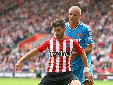 Nếu phải chọn ra hậu vệ thi đấu tệ nhất vòng 8 Premier League thì chẳng ai xứng đáng bằng Wes Brown. Cựu hậu vệ của M.U liên tục mắc sai lầm, tạo điều kiện cho đối thủ trút mưa gôn vào lưới của Mannone.