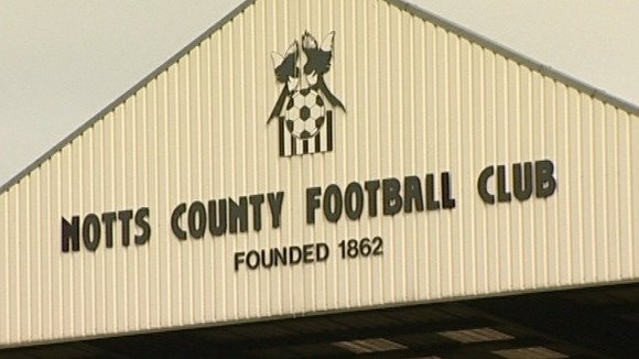 Notts County là CLB chuyên nghiệp “già nhất” thế giới với lịch sử 152 năm tồn tại. Năm 1888, đội bóng này là một trong 12 thành viên của giải Football League (VĐQG Anh – tiền thân Premier League ngày nay). Năm 1891, Notts County lọt vào chung kết FA Cup và vô địch giải đấu này 3 năm sau đó (1894). Từ năm 1888 tới 2014, Notts County thi đấu nhiều trận hơn bất kỳ CLB nào khác trên thế giới với 4.700 trận. Hiện CLB này đang chơi tại giải hạng 3 Anh (League One).
