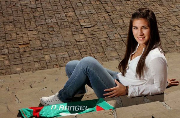 Rangel là tiền vệ của đội tuyển nữ Mexico và CLB Sky Blue FC. Ngôi sao 22 tuổi là cầu thủ tài sắc vẹn toàn. Cô không chỉ khiến người hâm mộ ấn tượng bởi những màn trình diễn trên sân cỏ, mà còn bởi vẻ đẹp sang trọng và thân hình nóng bỏng của mình.