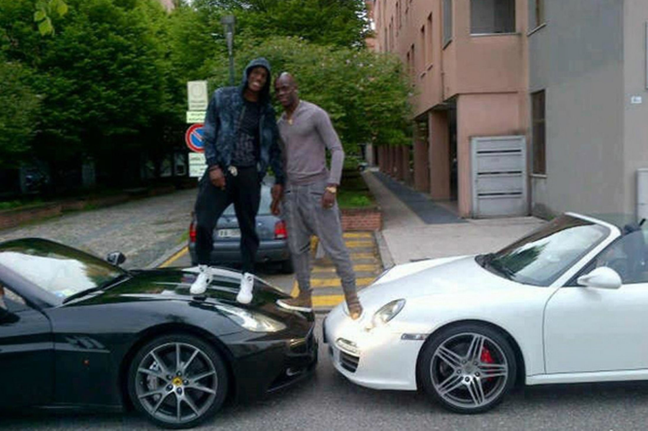 15 hanh dong dien ro chi co o 'ngua chung' Balotelli hinh anh