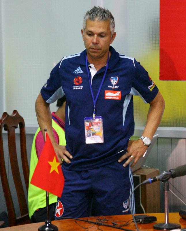 HLV Corica của U21 Sydney không đồng tình với cách xác định đội đi tiếp bằng bốc thăm. Ảnh: Lê Hồ.