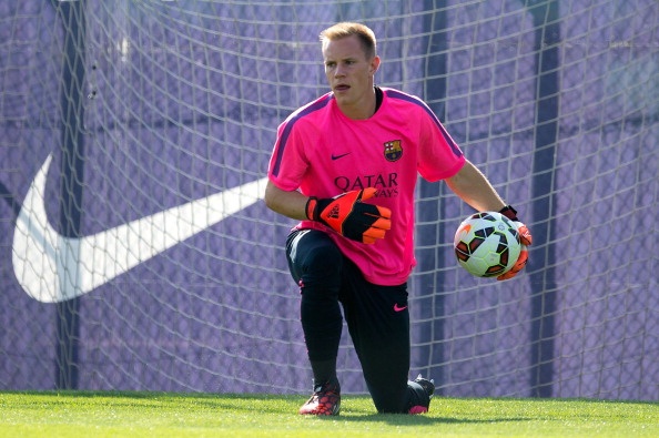 Tên tuổi của Ter Stegen không thể đem so với Iker Casillas. Phong độ hiện tại của thủ thành trẻ người Đức cũng chẳng bằng đàn anh Claudio Bravo. Tuy nhiên, Ter Stegen lại là thủ môn được định giá cao nhất trong số các thủ môn hai đội.