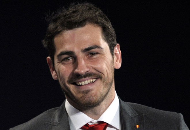 Casillas từng được bình chọn là người đàn ông hấp dẫn Tây Ban Nha, bởi vẻ điển trai và lịch lãm. Ngoài ra, thủ môn của Real còn sở hữu tố chất lãnh đạo mạnh mẽ, điều gây ấn tượng đối với cả những người không ưa anh.