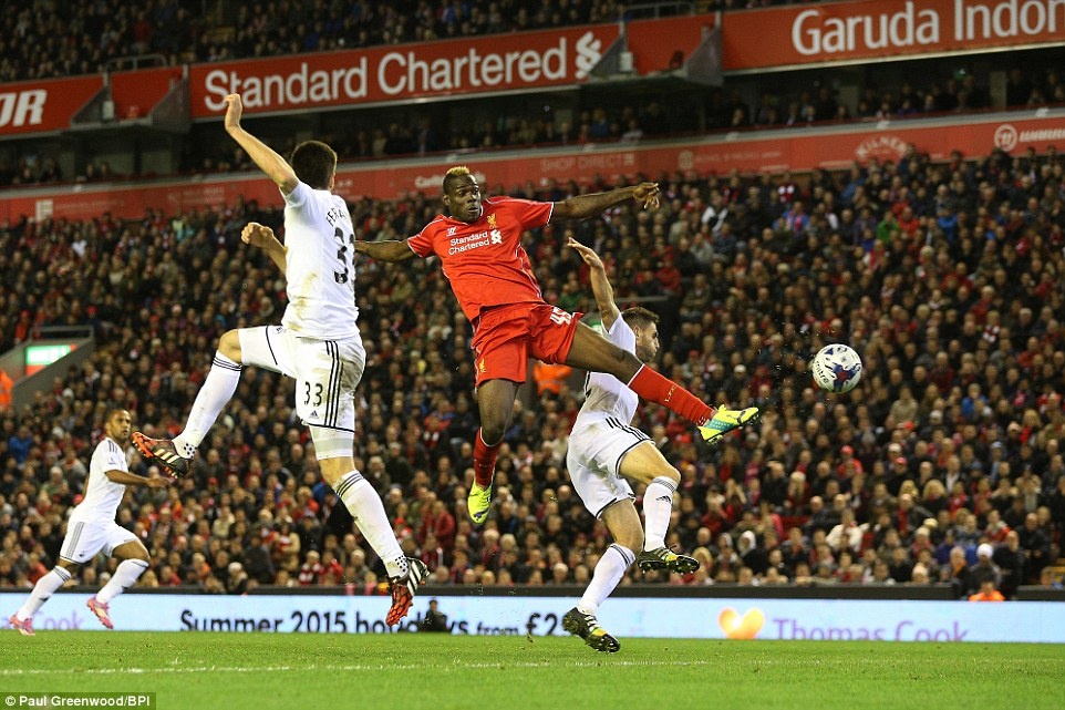 Liverpool 2-1 Swansea: Balotelli cuu roi The Kop hinh anh