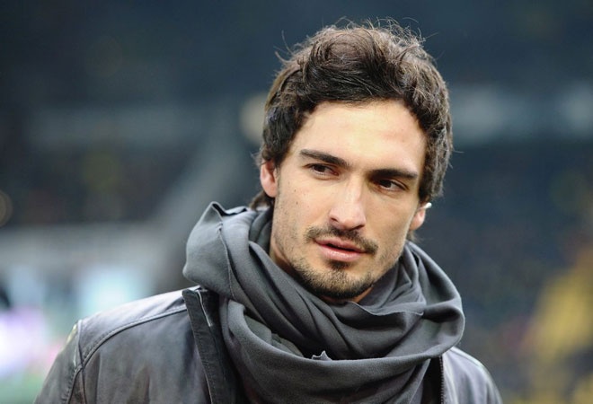 Trung vệ của Dortmund và đội tuyển Đức có thể “hạ gục” bất kỳ phụ nữ nào bởi vẻ đẹp nam tính và dáng vẻ lạnh lùng của mình. Cùng với tài năng chơi bóng, Hummels được đánh giá là ngôi sao đáng chú ý nhất của Dortmund.