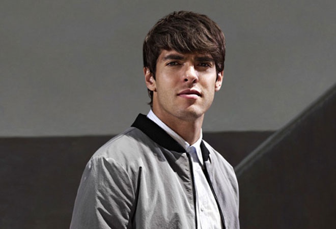 Ở tuổi 32, Kaka càng trở nên quyến rũ bởi sự chín chắn và vẻ đẹp thiên thần. Cựu ngôi sao của AC Milan có thể “đốn” hàng triệu con tim của phái đẹp chỉ với một nụ cười. Kaka hiện là thành viên của Orlando City và đang thi đấu cho Sao Paulo theo diện cho mượn.