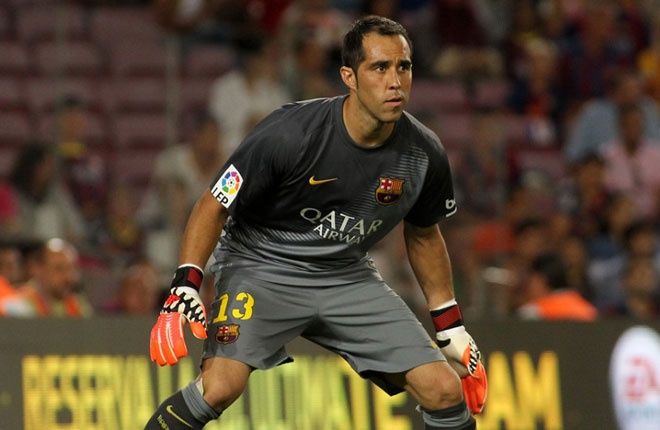 Bravo tỏa sáng rực rỡ ngay trong mùa đầu tiên khoác áo Barca. Sau 8 vòng đấu, thủ môn người Chile đều giữ sạch lưới trong 754 phút. Bravo chỉ phải vào lưới nhặt bóng ở phút 34 trong chuyến làm khách trên sân của Real ở vòng 9 sau cú dứt điểm của Cristiano Ronaldo trên chấm 11 m.