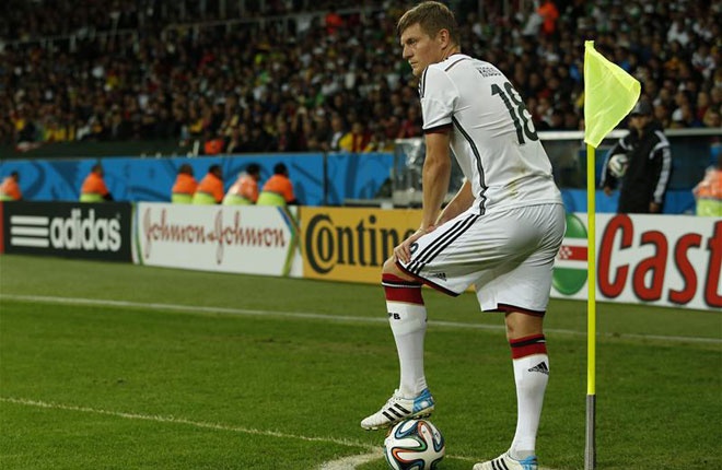 Kroos hòa nhập cực tốt vào lối chơi của Real ngay trong mùa đầu tiên thi đấu tại La Liga. Tuyển thủ Đức đá chính cả 9 vòng đấu với 772 phút có mặt trên sân. Anh kiến tạo 5 lần, mở ra cơ hội cho đồng đội 18 lần và đạt tỷ lệ chuyền chính xác lên tới 93%.