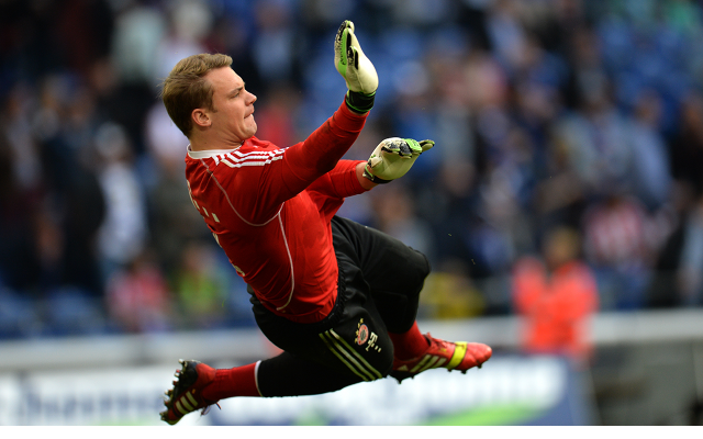 Neuer đang thể hiện phong độ vô cùng thuyết phục tại Bundesliga. 8 vòng đấu gần nhất, tuyển thủ Đức đều không để lọt lưới. Chỉ cần giúp Bayern giữ sạch lưới 3 trận nữa, Neuer sẽ đi vào lịch giải đấu danh giá nhất nước Đức. Hiện Neuer đang trải qua 658 không phải vào lưới nhặt bóng, trong khi kỷ lục 882 phút sạch lưới được Timo Hildebrand lập nên năm 2003 trong màu áo Stuttgart.