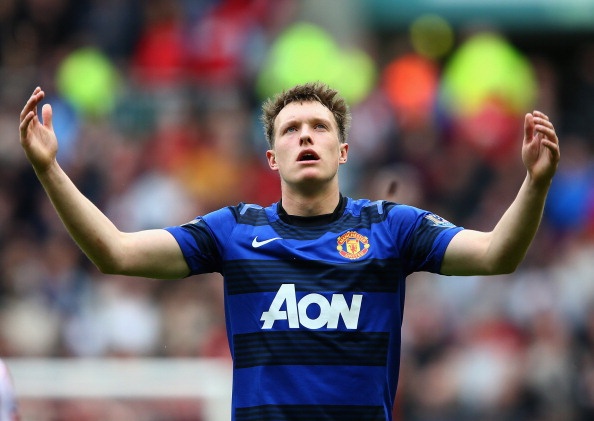 M.U vừa nhận tin vui khi trung vệ Phil Jones hoàn toàn bình phục chấn thương. Việc Smalling chơi không tốt trong cuộc đối đầu với Chelsea sẽ khiến anh có thể đánh mất vị trí chính thức vào tay Phil Jones.