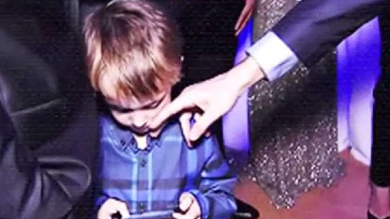 Ngo lo Ronaldo, con trai Modric bi nghi la fan Messi hinh anh