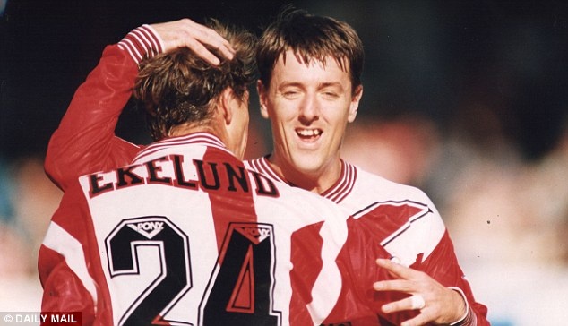 Dơi hút máu Le Tissier sở hữu rất nhiều tuyệt phẩm từ những cú sút xa đáng sợ. Cựu tiền vệ 46 tuổi là huyền thoại của CLB Southampton khi ra sân 539 lần và ghi 209 bàn thắng.