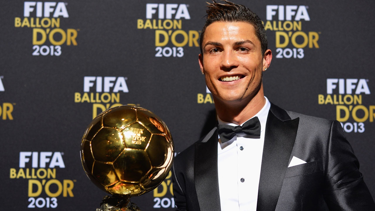 Hồi tháng 1/2014, Ronaldo vinh dự nhận được Quả bóng vàng FIFA được tổ chức tại Zurich, Thụy Sỹ. Đến giữa năm, anh cùng Real đăng quang ngôi vô địch Champions League và Cúp nhà Vua. Sắp tới, anh tiếp nhận danh hiệu Chiếc giày vàng châu Âu mùa 2013/14.