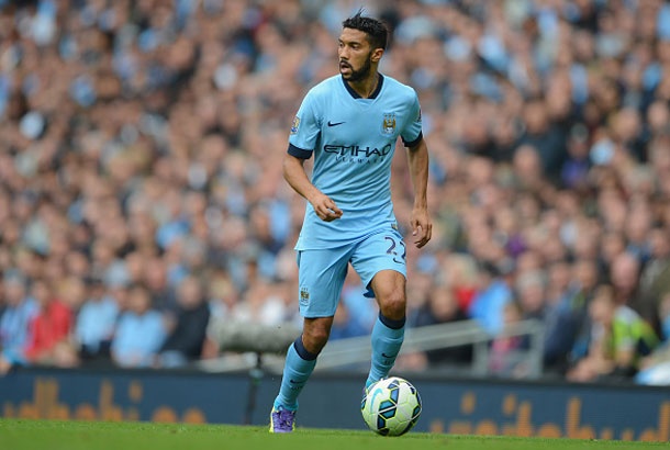 Sự chắc chắn của Clichy khiến những mũi tấn công bên phía cảnh phải của M.U hoàn toàn câm lặng. Ngôi sao người Pháp thắng 100% các pha không chiến, truy cản thành công 5 lần, hóa giải 7 đường chuyền của Quỷ đỏ. Anh cũng là chủ nhân của pha kiến tạo giúp Aguero ghi bàn duy nhất ở phút 63.