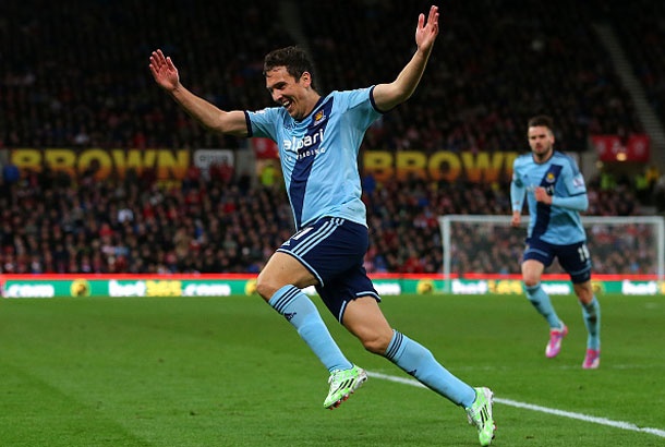 West Ham thoát hiểm ngoạn mục trong chuyến làm khách trên sân của Stoke City sau khi bị dẫn trước 2 bàn. Công lớn trong trận hòa 2-2 của The Hummers thuộc về Downing. Cựu cầu thủ Liverpool kiến tạo để Valencia thu hẹp khoảng cách và trực tiếp ghi bàn giành lại 1 điểm cho đội khách.