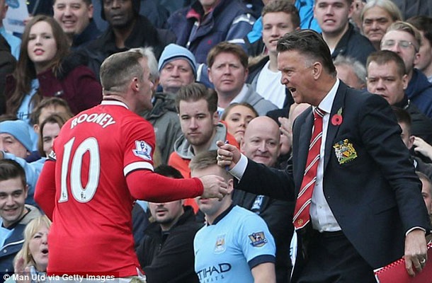 Van Gaal nắm trong tay tới 20 danh hiệu trước khi dẫn dắt M.U, trong đó có chức vô địch Champions League, La Liga, Bundesliga… Chưa kể ông vừa giúp ĐT Hà Lan giành hạng Ba World Cup 2014. Tuy nhiên, bảng thành tích đó đang bị đẩy vào lãng quên sau chuỗi kết quả tệ hại ông gây ra cho M.U. 