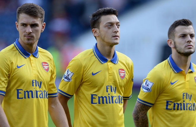 Dù chơi không thuyết phục ở giai đoạn đầu như mùa trước song Arsenal vẫn bán được 800.000 chiếc áo mùa này – nhiều nhất trong lịch sử CLB. Oezil, Wilshere, Ramsey, Walcott và Sanchez là những cầu thủ có lượng áo bán tốt nhất.